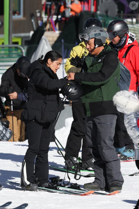 On ignore ce que Salma Hayek a reçu comme cadeau de Noël de la part de son époux François-Henri Pinault, mais une chose est sûre.
Exclusif - Salma Hayek et son mari François-Henri Pinault font du ski à Aspen. Le 27 décembre 2023.
