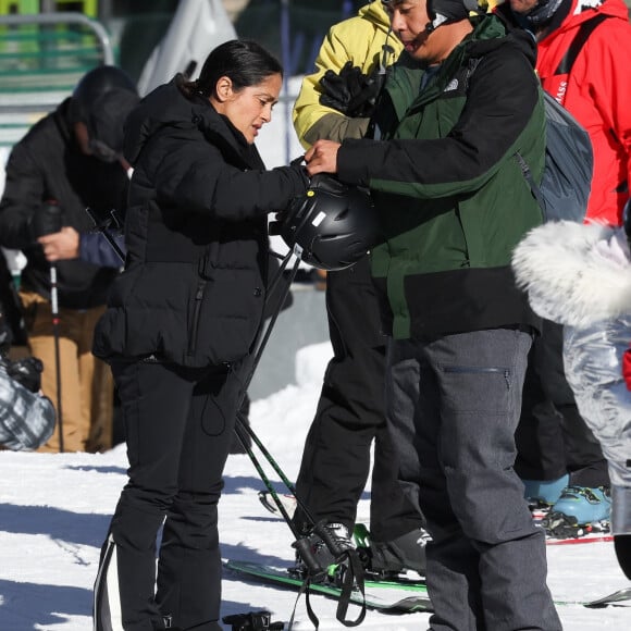 On ignore ce que Salma Hayek a reçu comme cadeau de Noël de la part de son époux François-Henri Pinault, mais une chose est sûre.
Exclusif - Salma Hayek et son mari François-Henri Pinault font du ski à Aspen. Le 27 décembre 2023.