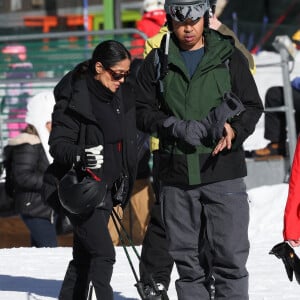 Exclusif - Salma Hayek et son mari François-Henri Pinault font du ski à Aspen. Le 27 décembre 2023.