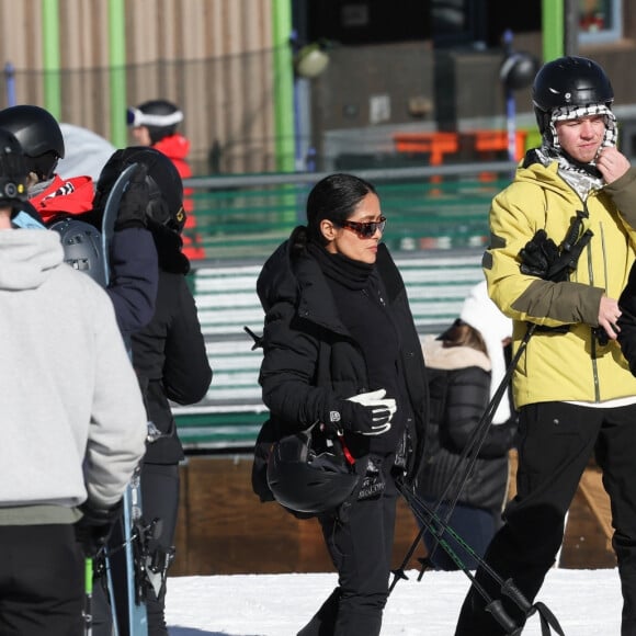 Exclusif - Salma Hayek et son mari François-Henri Pinault font du ski à Aspen. Le 27 décembre 2023.