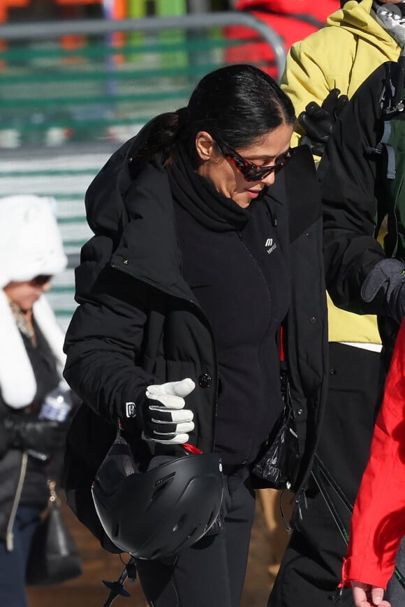 Ils ont choisi une très belle destination pour déposer leurs skis et leurs valises.
Exclusif - Salma Hayek et son mari François-Henri Pinault font du ski à Aspen. Le 27 décembre 2023.