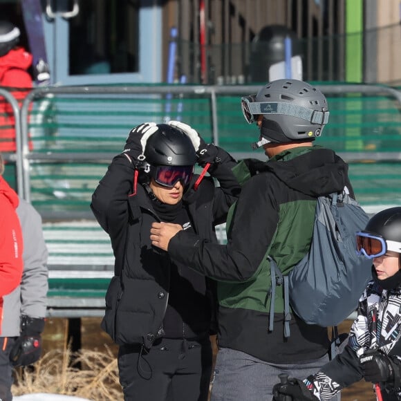 Exclusif - Salma Hayek et son mari François-Henri Pinault font du ski à Aspen. Le 27 décembre 2023.