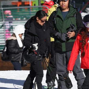 Exclusif - Salma Hayek et son mari François-Henri Pinault font du ski à Aspen. Le 27 décembre 2023.