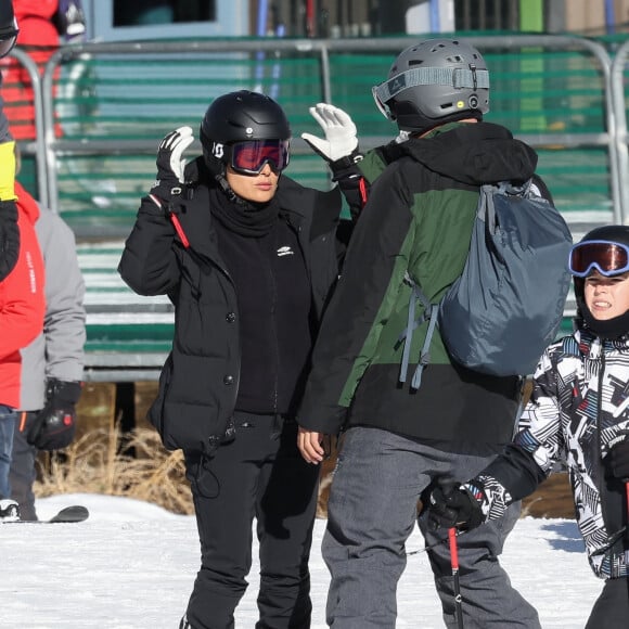 Exclusif - Salma Hayek et son mari François-Henri Pinault font du ski à Aspen. Le 27 décembre 2023.