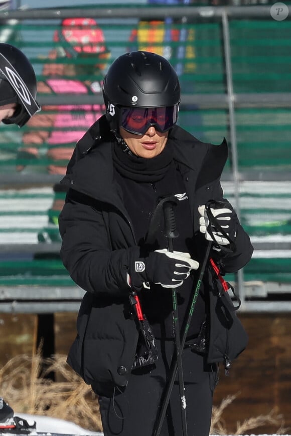 Salma Hayek et François-Henri Pinault ont effectivement sélectionné, pour leur séjour dans les hauteurs, la station d'Aspen, qui se situe en Amérique, dans l'état du Colorado
Exclusif - Salma Hayek et son mari François-Henri Pinault font du ski à Aspen. Le 27 décembre 2023.