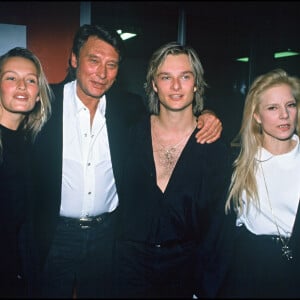 Estelle Lefébure a déjà vécu une guerre familiale avec les Hallyday.
Johnny Hallyday, David Hallyday, Sylvie Vartan et Estelle Lefébure en 1991.