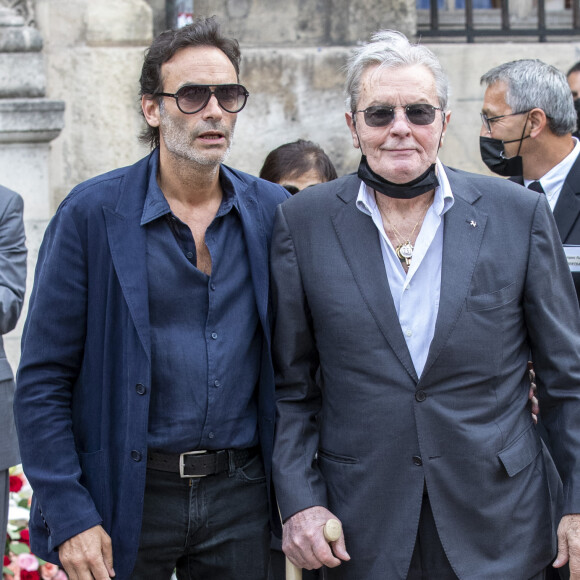 Ce qui est toutefois différent de l'affaire Delon car Anthony l'affirme: le problème est ailleurs.
Anthony Delon, Alain Delon - Obsèques de Jean-Paul Belmondo en en l'église Saint-Germain-des-Prés, à Paris le 10 septembre 2021. © Cyril Moreau / Bestimage 