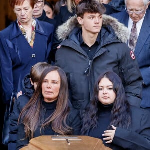 Jean-Pierre Pernaut est mort à l'âge de 71 ans laissant derrière lui femme et enfants.
Nathalie Marquay et ses enfants Lou et Tom - La famille de Jean-Pierre Pernaut à la sortie des obsèques en la Basilique Sainte-Clotilde à Paris le 9 mars 2022. © Cyril Moreau/Bestimage