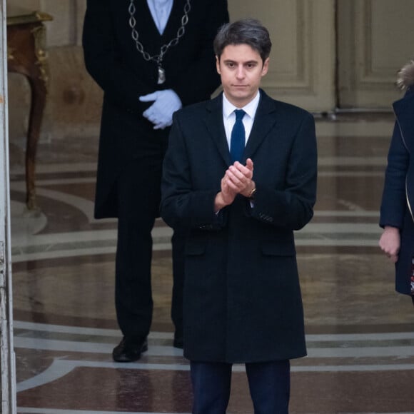 Depuis deux jours, Gabriel Attal est le nouveau Premier ministre
Passation de pouvoirs entre l'ancienne Première ministre et le nouveau Premier ministre Gabriel Attal à l'hôtel de Matignon, à Paris, France, le 9 janvier 2024. © Eric Tschaen/Pool/Bestimage 