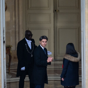 Passation de pouvoirs entre l'ancienne Première ministre et le nouveau Premier ministre Gabriel Attal à l'hôtel de Matignon, à Paris, France, le 9 janvier 2024. © Eric Tschaen/Pool/Bestimage 