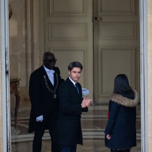 Passation de pouvoirs entre l'ancienne Première ministre et le nouveau Premier ministre Gabriel Attal à l'hôtel de Matignon, à Paris, France, le 9 janvier 2024. © Eric Tschaen/Pool/Bestimage 