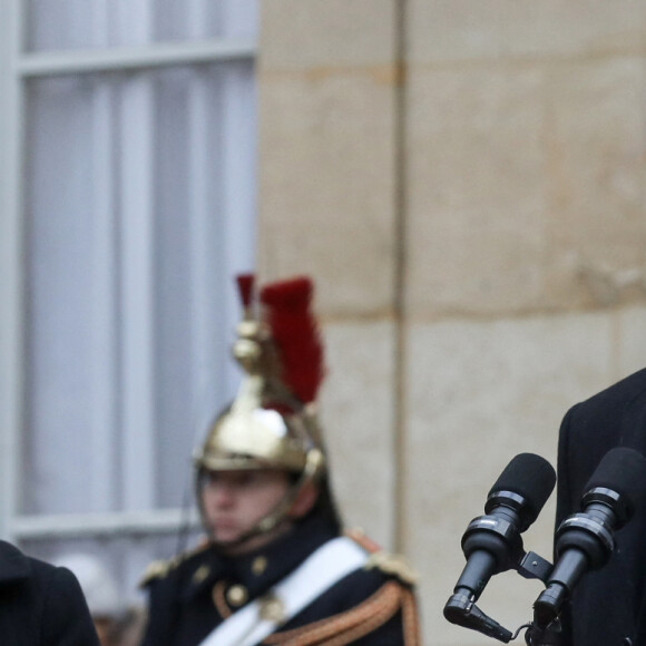 Passation de pouvoirs entre l'ancienne Première ministre Elisabeth Borne et le nouveau Premier ministre Gabriel Attal à l'hôtel de Matignon, à Paris, France, le 9 janvier 2024. © Stéphane Lemouton/Bestimage 