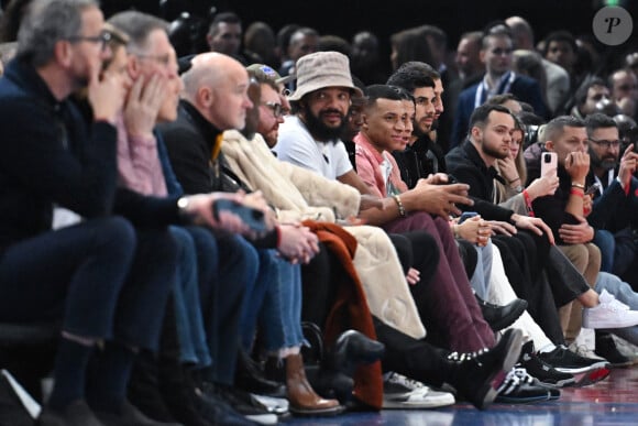 Kylian Mbappé et Joakim Noah étaient présents à l'Accor Arena
 
Joakim Noah et Kylian Mbappé - Célébrités assistent au match de basket de NBA entre les Cavs de Cleveland contre les Brooklyn Nets (111-102) à l'Accor Arena à Paris le 11 janvier 2024.
