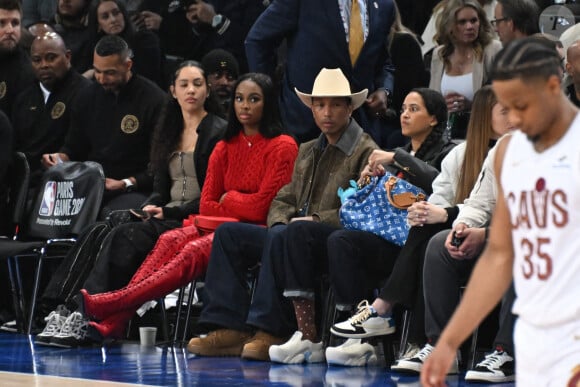 Coco Jones et Pharrell Williams - Célébrités assistent au match de basket de NBA entre les Cavs de Cleveland contre les Brooklyn Nets (111-102) à l'Accor Arena à Paris le 11 janvier 2024.