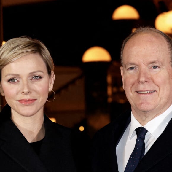 La princesse Charlène de Monaco et le prince Albert II de Monaco - Inauguration de la brasserie "Café de Paris Monte-Carlo" sur la Place du Casino à Monaco le 22 novembre 2023. Ouverte au grand public depuis le 14 novembre dernier, la brasserie du Café de Paris a été officiellement inaugurée hier soir. Une nouvelle étape pour l'établissement ouvert il y a cent cinquante-cinq ans et six fois remodelé depuis la fin du XIXe siècle. Cette nouvelle transformation, opérée en 19 mois, a été chiffrée à 70 millions d'euros par le président-délégué de la Société des Bains de Mer, S. Valeri, qui a confirmé le montant de l'investissement à l'antenne de Radio Monaco. Hier soir, devant ses 120 invités, il s'est félicité qu'avec la réouverture de " l'iconique " brasserie, " la magie opère à nouveau " à Monte-Carlo. Et les réservations ne désemplissent pas... © Claudia Albuquerque/Bestimage