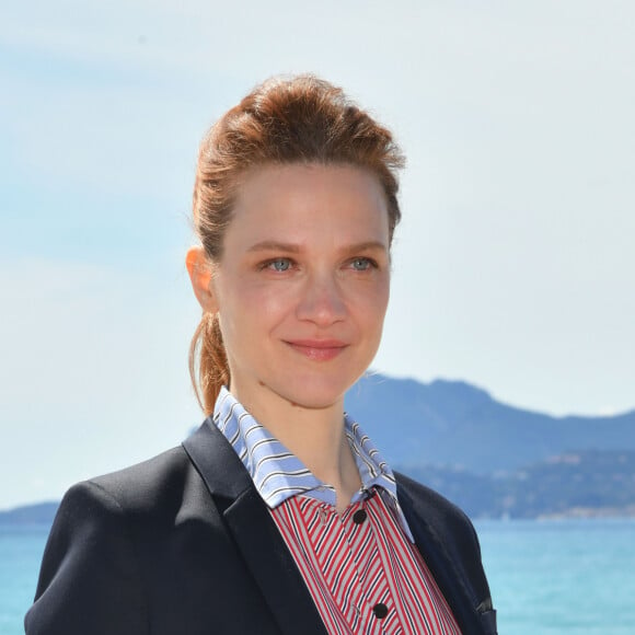 Rendez-vous avec Odile Vuillemin sur la croisette dans le cadre du 3ème jour du 2ème festival Canneseries à Cannes, le 7 avril 2019. © Bruno Bebert/Bestimage 