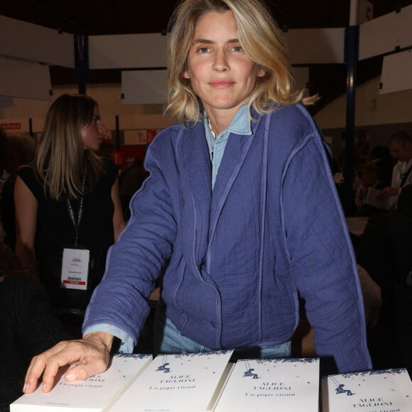 Grâce à sa victoire, l'heureuse maman de trois enfants a tout de même empoché la coquette somme d'1 million de dollars qu'elle a pu reverser à une oeuvre caritative. La classe !
Alice Taglioni lors de la 41e Foire du Livre de Brive dans La Halle Brassens, à Brive-la-Gaillarde, France, le 11 novembre 2023. © Jean-Marc-Lhomer/Bestimage