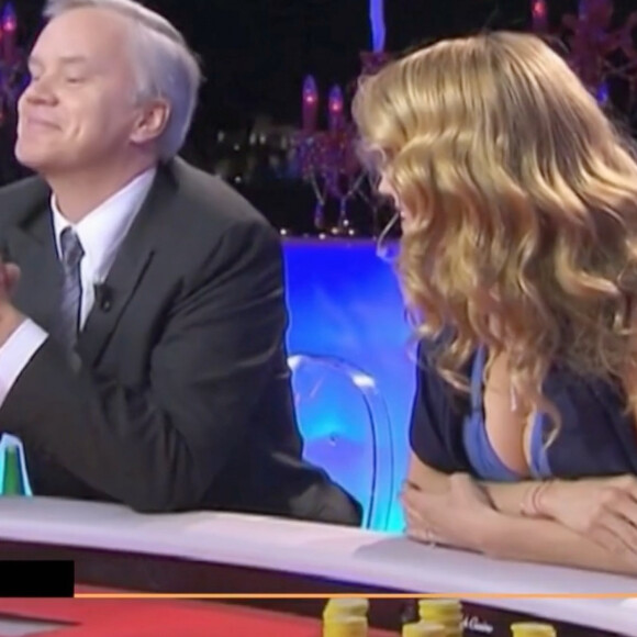 Alice Taglioni prête à rafler tous les jetons de ses adversaire lors d'un grand tournoi de poker orchestré à Cannes en 2008. (Capture Télématin).