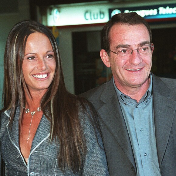 En pleine promotion de son nouvel ouvrage hommage à Jean-Pierre Pernaut Un signe de toi son âme guide mes pas, Nathalie Marquay est revenue sur le programme qu'a présenté son mari durant de nombreuses années : le JT de 13h sur TF1.
Archives : Nathalie Marquay et Jean-Pierre Pernaut