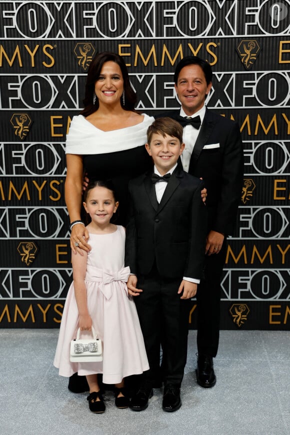 Lauren Neustadter et Scott Neustadter et leurs enfants Michael and Riley - 75e cérémonie des Emmy Awards au Peacock Theater de Los Angeles. Le 15 janvier 2024. @ Kevork Djansezian-USA Today/SPUS/ABACAPRESS.COM