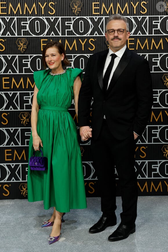 Jake Szymanski et Caroline Szymanski - 75e cérémonie des Emmy Awards au Peacock Theater de Los Angeles. Le 15 janvier 2024. @ Kevork Djansezian-USA Today/SPUS/ABACAPRESS.COM