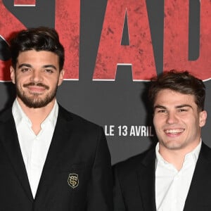 Romain Ntamack et Antoine Dupont - Photocall de l'avant-première du film "Le Stade" au Grand Rex à Paris le 4 avril 2022. Le 13 avril sortira le film "Le Stade", le film sur le Stade Toulousain. Une immersion cinématographique inédite retraçant la saison dernière auréolée d'un doublé historique Champions Cup - Top 14. Le club de rugby de la ville rose, le plus titré de France et d'Europe, a ouvert en grand ses portes aux réalisateurs E. Hannezo et M. Vollaire. © Coadic Guirec / Bestimage