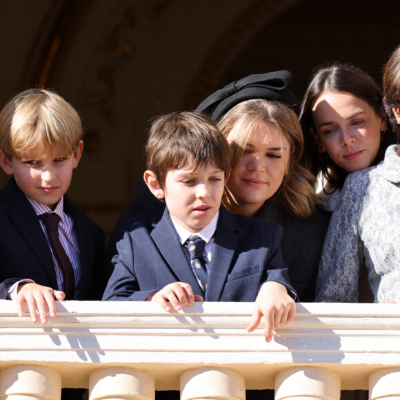 Sacha Casiraghi, Raphael Elmaleh, Camille Gottlieb, Pauline Ducruet et la princesse Stéphanie de Monaco - La famille princière de Monaco au balcon du palais, à l'occasion de la Fête Nationale de Monaco. Le 19 novembre 2023 © Claudia Albuquerque / Bestimage 