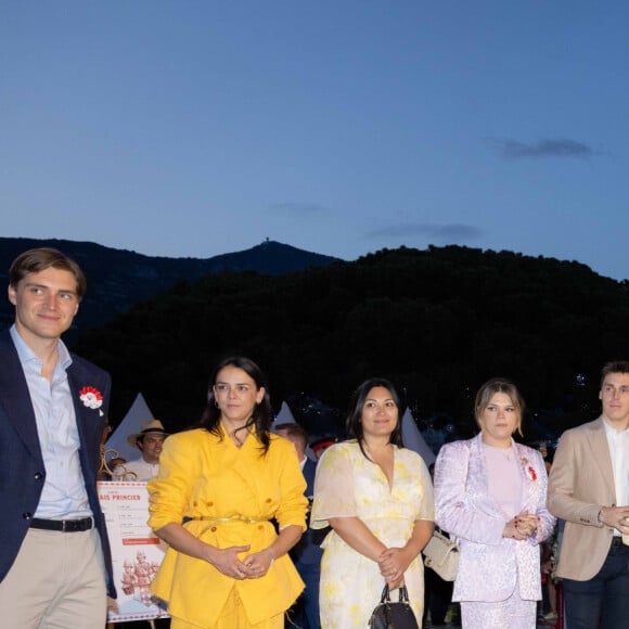 Pauline Ducruet, Marie Ducruet, Camille Gottlieb, Louis Ducruet, La princesse Stéphanie de Monaco, le prince Albert II, la princesse Charlene, Le prince Jacques de Monaco, marquis des Baux, La princesse Gabriella de Monaco, comtesse de Carladès - La famille princière de Monaco partage le gâteau d'anniversaire dans le cadre des commémorations du centenaire du prince Rainier III le 31 mai 2023. "Le rocher en fête" la principauté de Monaco fête le centenaire du prince Rainier III à Monaco, le 31 mai 2023. Cuma üna vota, se truvà üntra nui, sciü d'a Roca ! (Se retrouver sur le Rocher, comme au bon vieux temps) Voici une idée, initiée par le Comité, qui aurait certainement enthousiasmé le Prince Rainier III, qui ne manquait jamais une occasion de s'entourer des monégasques à chaque évènement important ou à l'occasion du traditionnel Cavagnëtu (pique-nique des monégasques), en toute convivialité ! C'est dans cet esprit de partage qu'une journée festive a été organisée sur le Rocher afin que petits et grands, monégasques et résidents, puissent se rappeler et célébrer le prince qui a régné le plus longtemps sur le Rocher, dotant la Principauté d'un modèle économique et social sans pareil, permettant à l'un des plus petits états au monde de rayonner bien au-delà de ses frontières et de pouvoir être fier de s'être étendu sur la mer grâce à un souverain visionnaire. © Olivier Huitel/Pool Monaco/Bestimage 