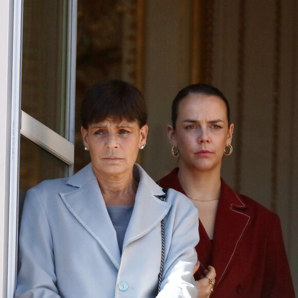 Pauline Ducruet et la princesse Stéphanie de Monaco - La famille princière de Monaco apparaît au balcon du palais lors de la fête nationale de Monaco, le 19 novembre 2021. © Bebert-Jacovides/Bestimage 