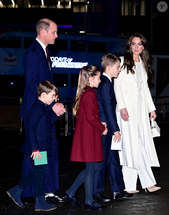 ... puis elle subira une très longue période de convalescence, à Windsor, allant de deux à trois mois.
Le prince William et Kate Middleton avec leurs enfants le prince George de Galles, la princesse Charlotte de Galles et le prince Louis de Galles arrivent au traditionnel concert de Noël "Together At Christmas" à l'abbaye de Westminster à Londres, Royaume Uni, le 8 décembre 2023.