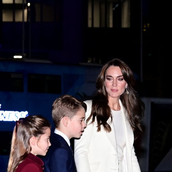 ... puis elle subira une très longue période de convalescence, à Windsor, allant de deux à trois mois.
Le prince William et Kate Middleton avec leurs enfants le prince George de Galles, la princesse Charlotte de Galles et le prince Louis de Galles arrivent au traditionnel concert de Noël "Together At Christmas" à l'abbaye de Westminster à Londres, Royaume Uni, le 8 décembre 2023.