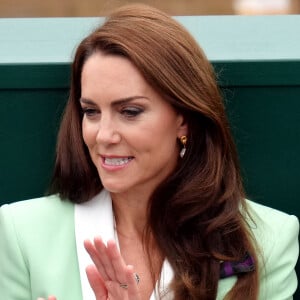 C'est une nouvelle qui fait trembler le sol anglais.
Catherine (Kate) Middleton dans les tribunes lors du tournoi de Wimbledon 2023 au All England Lawn Tennis and Croquet Club de Londres, Royaume Uni.