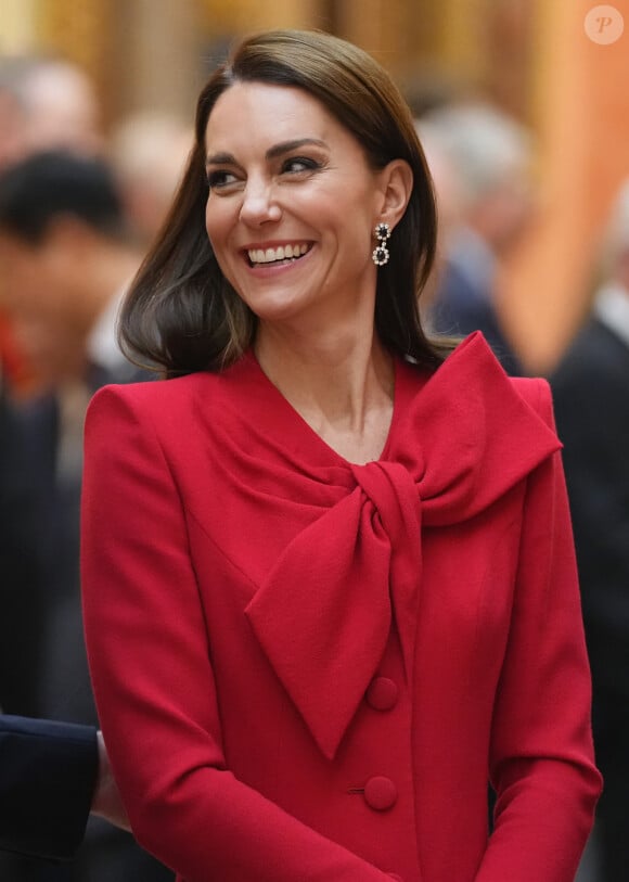 Kate Middleton regarde une exposition spéciale d'objets de la collection royale relative à la République de Corée dans la galerie de photos du palais de Buckingham à Londres, Royaume Uni.