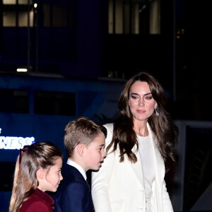 Le prince William et Kate Middleton avec leurs enfants le prince George de Galles, la princesse Charlotte de Galles et le prince Louis de Galles arrivent au traditionnel concert de Noël "Together At Christmas" à l'abbaye de Westminster à Londres, Royaume Uni, le 8 décembre 2023.