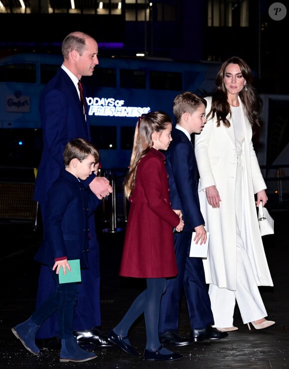 Le prince William et Kate Middleton avec leurs enfants le prince George de Galles, la princesse Charlotte de Galles et le prince Louis de Galles arrivent au traditionnel concert de Noël "Together At Christmas" à l'abbaye de Westminster à Londres, Royaume Uni, le 8 décembre 2023.