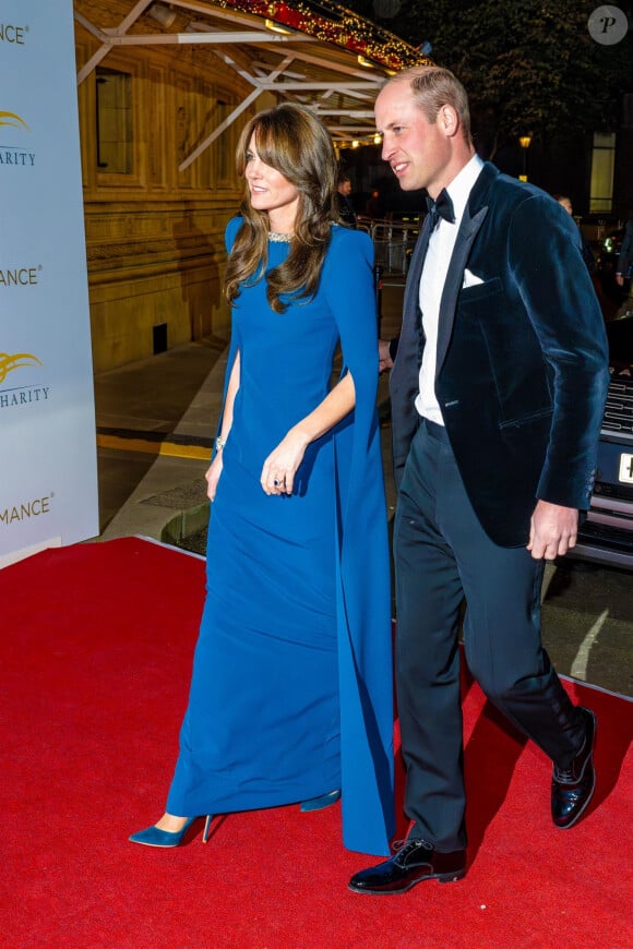 Il est là pour elle, tel un roc, un pilier.
Prince William et Kate Middleton - Royal Variety Performance au Royal Albert Hall.