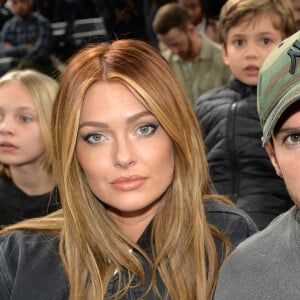 Caroline Receveur est une battante et ne cesse de le prouver. 
Caroline Receveur et Hugo Philip au match de NBA Game Paris entre les Bucks de Milwaukee et les Charlotte Hornet à l'AccorHotels Arena à Paris. © Veeren / Bestimage 