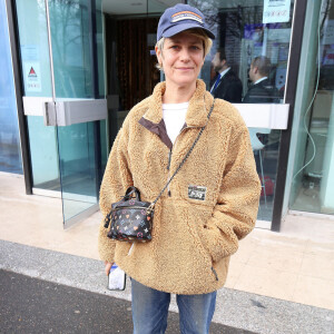 Exclusif - Marina Foïs arrive devant les studios de Radio France à Paris le 2 janvier 2023. 