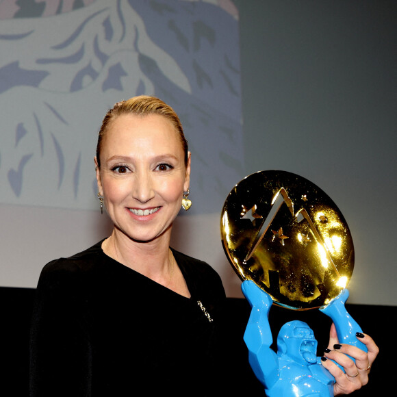 Audrey Lamy, prix de la Région pour "Heureux Gagnants" lors de la cérémonie de clôture du 27ème Festival International du Film de Comédie de l'Alpe d'Huez, France, le 20 janvier 2024. © Dominique Jacovides/Bestimage