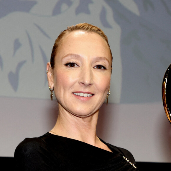 Audrey Lamy, prix de la Région pour "Heureux Gagnants" lors de la cérémonie de clôture du 27ème Festival International du Film de Comédie de l'Alpe d'Huez, France, le 20 janvier 2024. © Dominique Jacovides/Bestimage