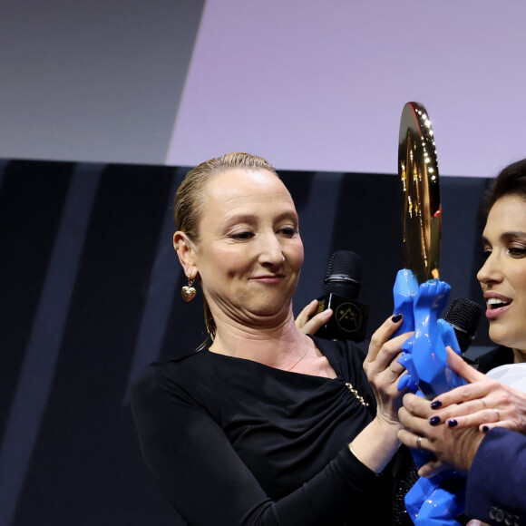 Audrey Lamy, prix de la Région pour "Heureux Gagnants", Laurie Cholewa, Clovis Cornillac lors de la cérémonie de clôture du 27ème Festival International du Film de Comédie de l'Alpe d'Huez, France, le 20 janvier 2024. © Dominique Jacovides/Bestimage
