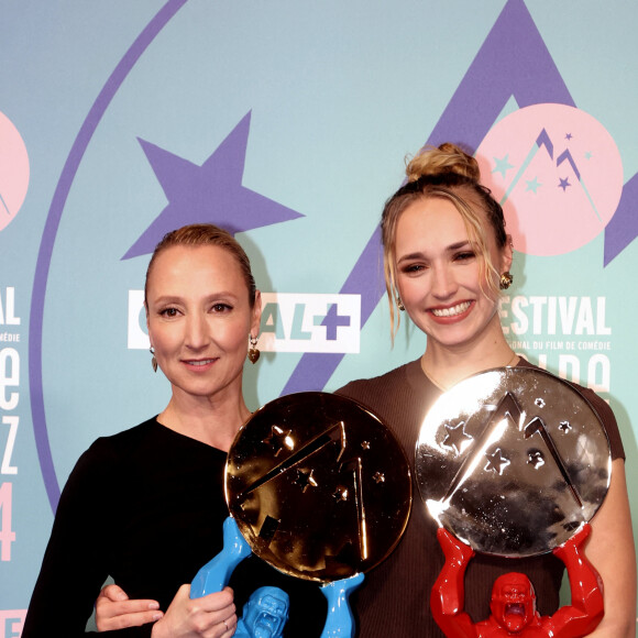 Audrey Lamy, prix de la Région pour "Heureux Gagnants", Chloé Jouannet, Prix du Court Métrage (ex-aequo) pour "Allez ma Fille" au photocall des lauréats après la cérémonie de clôture du 27ème Festival International du Film de Comédie de l'Alpe d'Huez, France, le 20 janvier 2024. © Dominique Jacovides/Bestimage