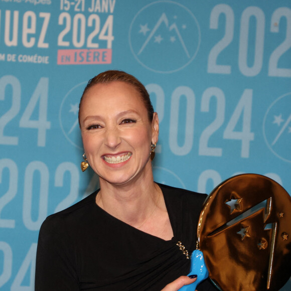 Audrey Lamy, Prix de la Région pour "Heureux Gagnants" au photocall des lauréats après la cérémonie de clôture du 27ème Festival International du Film de Comédie de l'Alpe d'Huez, France, le 20 janvier 2024. © Dominique Jacovides/Bestimage