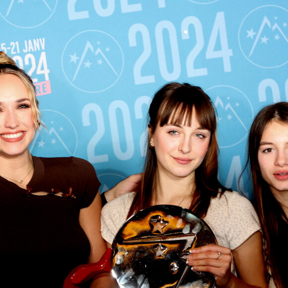 Thomas Jouannet, Chloé Jouannet, Mado Jouannet, Ysée Jouannet, Prix du Court Métrage (Ex-Aequo) pour "Allez ma Fille" au photocall des lauréats après la cérémonie de clôture du 27ème Festival International du Film de Comédie de l'Alpe d'Huez, France, le 20 janvier 2024. © Dominique Jacovides/Bestimage