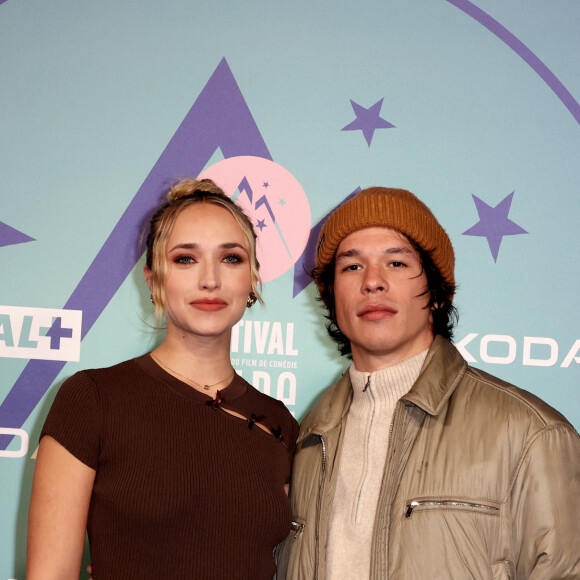 Chloé Jouannet et son compagnon Sandor Funtek au photocall des arrivées de la cérémonie de clôture du 27ème Festival International du Film de Comédie de l'Alpe d'Huez, France, le 20 janvier 2024. © Dominique Jacovides/Bestimage