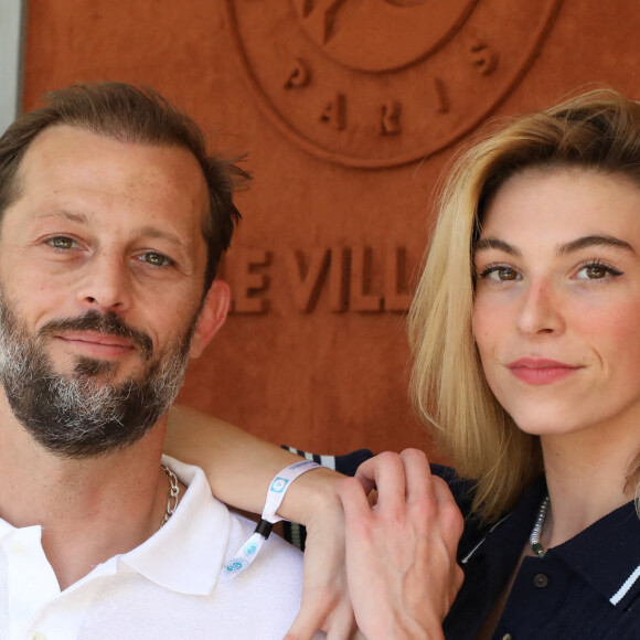 Par le passé, le comédien a fréquenté plusieurs autres femmes
Nicolas Duvauchelle et sa compagne Chloé Roy au village lors des internationaux de France Roland Garros à Paris le 13 juin 2021. © Dominique Jacovides / Bestimage 