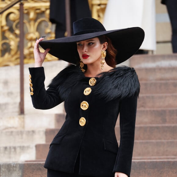 Bella Thorne - Sorties au défilé Schiaparelli Haute Couture Printemps/Été 2024 dans le cadre de la Fashion Week de Paris le 22 janvier 2024. © Denis Guignebourg/Bestimage