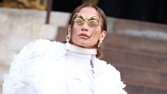 PHOTOS Jennifer Lopez dégaine d'improbables lunettes, Zendaya ose la micro-frange au défilé Schiaparelli