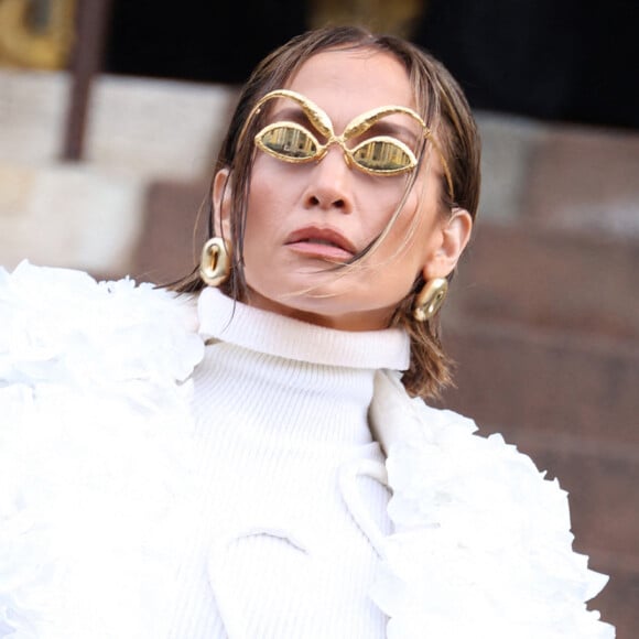 C'est au tour de la semaine de la Haute Couture de ravir les férus de mode du monde entier.
Jennifer Lopez quitte le défilé Schiaparelli Haute Couture Printemps/Été 2024 dans le cadre de la Fashion Week de Paris. © Denis Guignebourg/Bestimage