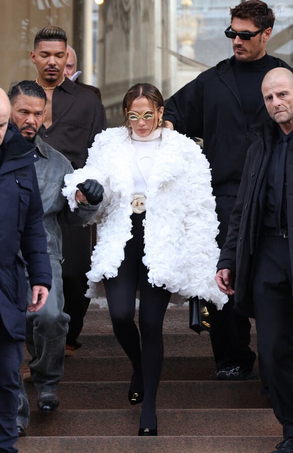Jennifer Lopez était, par exemple, dotée d'une paire de lunettes complètement démentes.
Jennifer Lopez quitte le défilé Schiaparelli Haute Couture Printemps/Été 2024 dans le cadre de la Fashion Week de Paris le 22 janvier 2024. © Dins Guignebourg/Bestimage